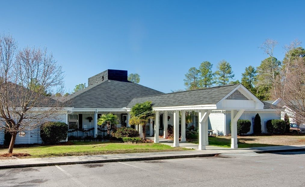 Exterior entrance and porte-cochère at Jenni-Lynn Senior Living