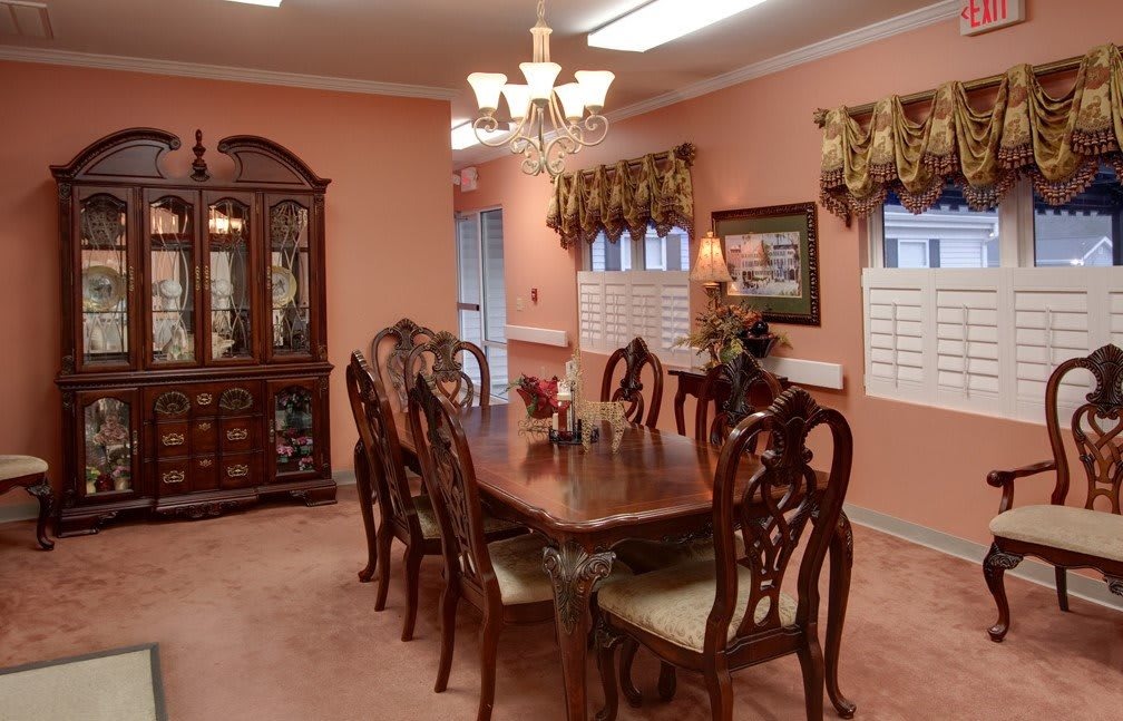 Restaurant-style dining room at Jenni-Lynn Senior Living