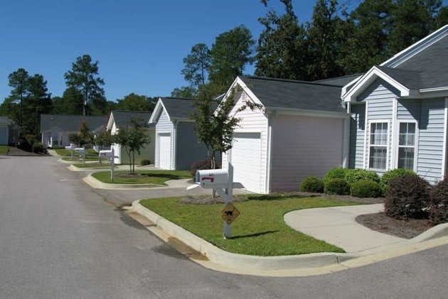 Independent living cottages and grounds at Jenni-Lynn Senior Living